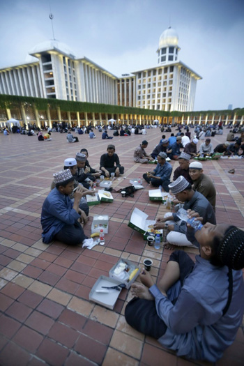المسلمون الإندونيسيون يفطرون في اليوم الأول من شهر رمضان في جاكرتا