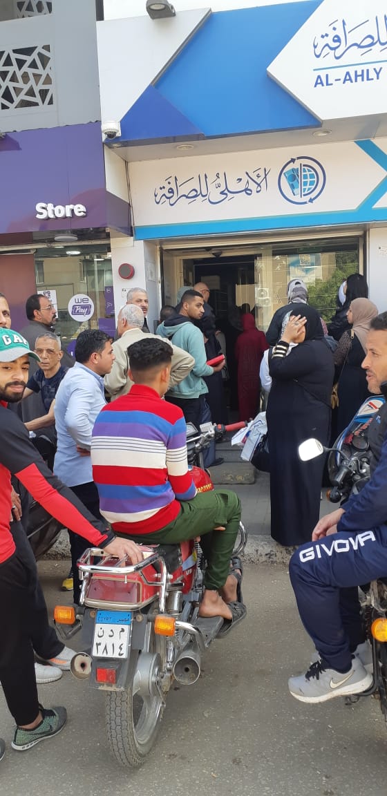 طابور أمام مكاتب الصرافة لستقبال أموال المصريين بالخارج