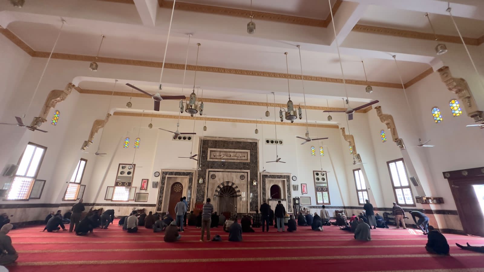 المسجد خلال أداء المصليين