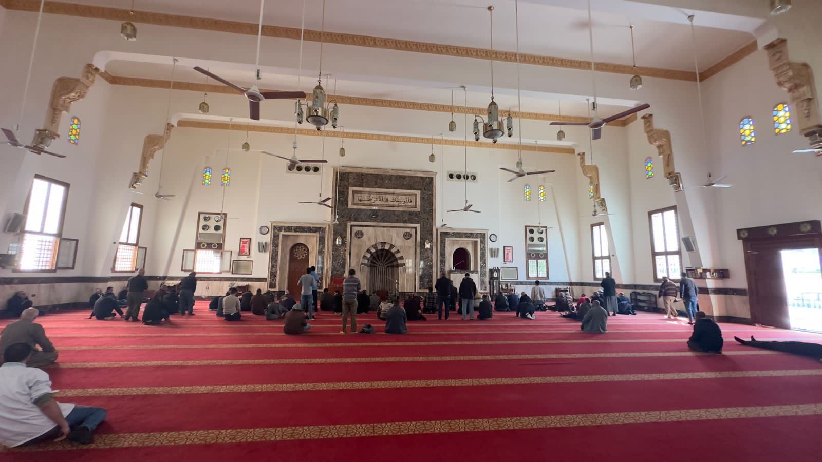 أداء الصلاه بالمسجد