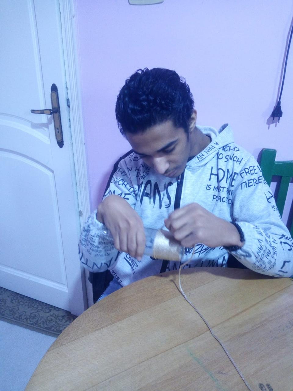 محمد أثناء عمل المشغولات اليدوية