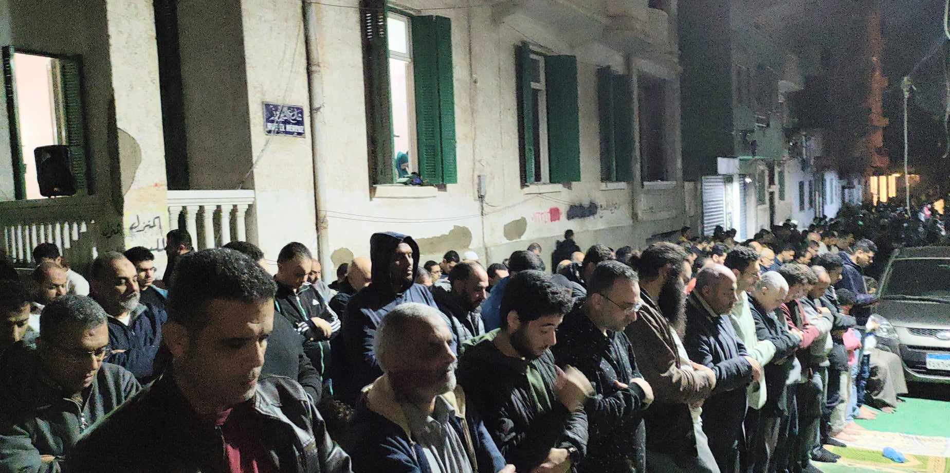 المصلين في صلاة العشاء من مسجد المصطفي بالإسكندرية