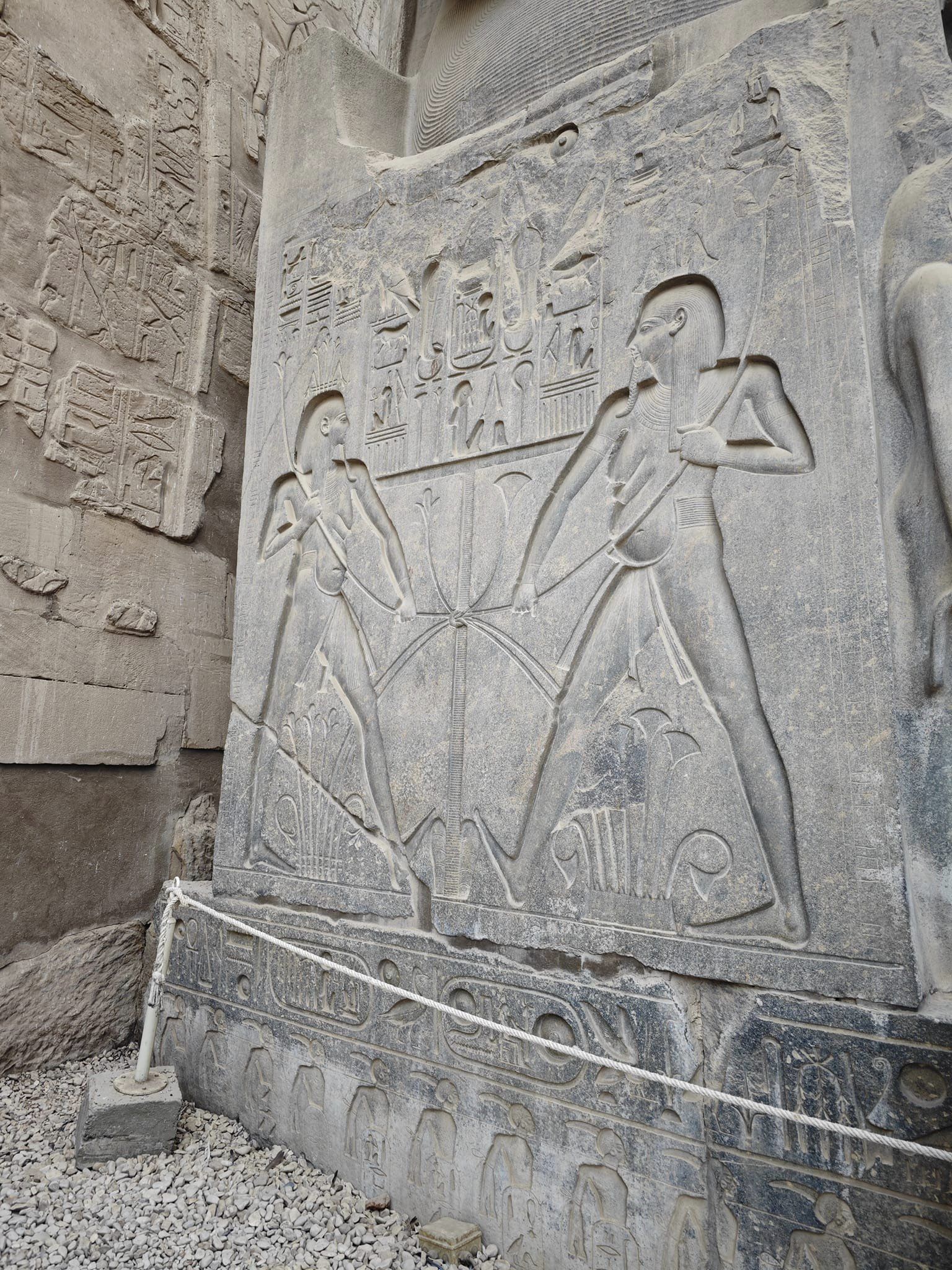 النقوش الفرعونية على جدران ومسلات معبد الأقصر