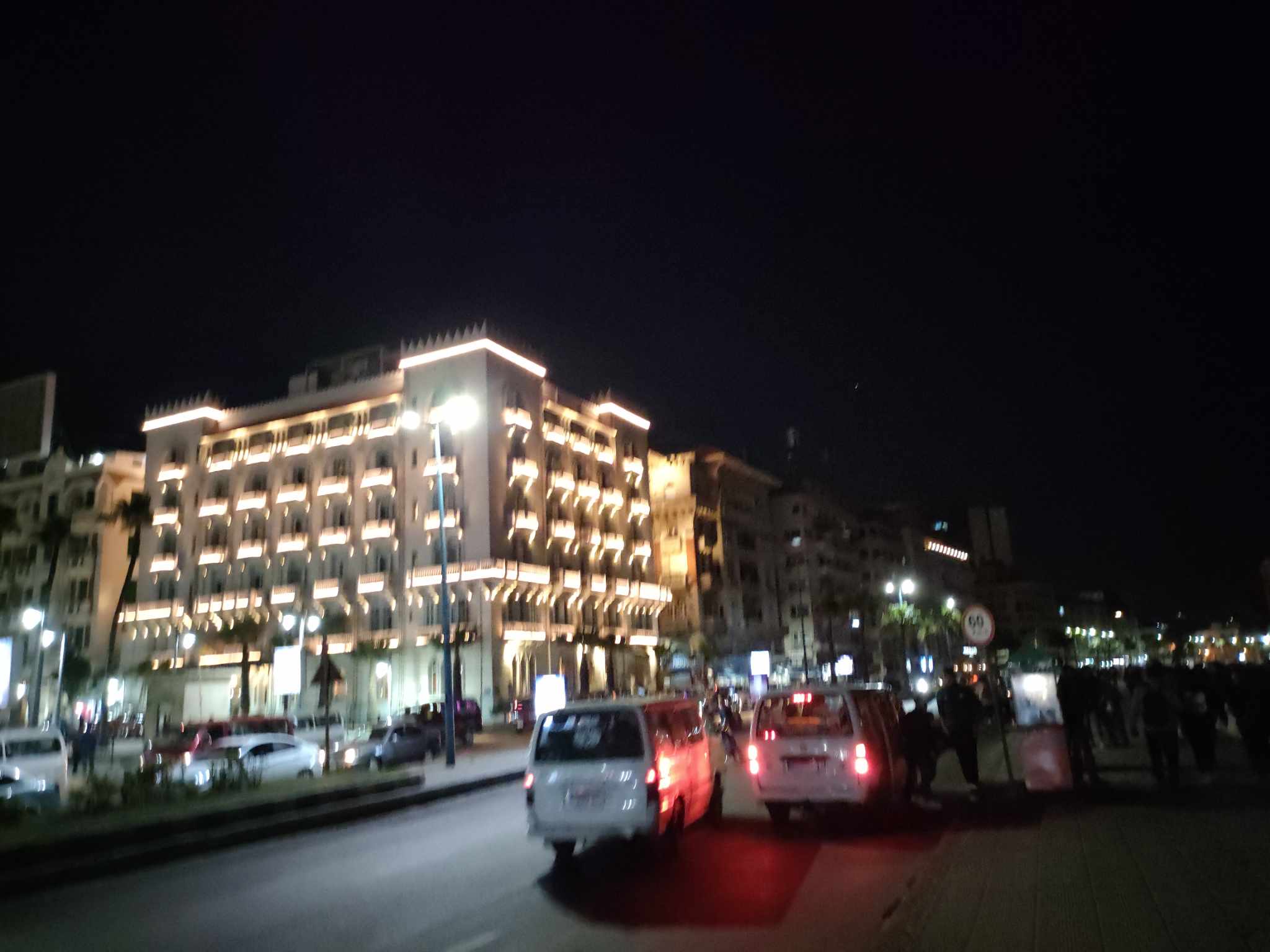 كورنيش الإسكندرية ليلا يشهد توافد المواطنين