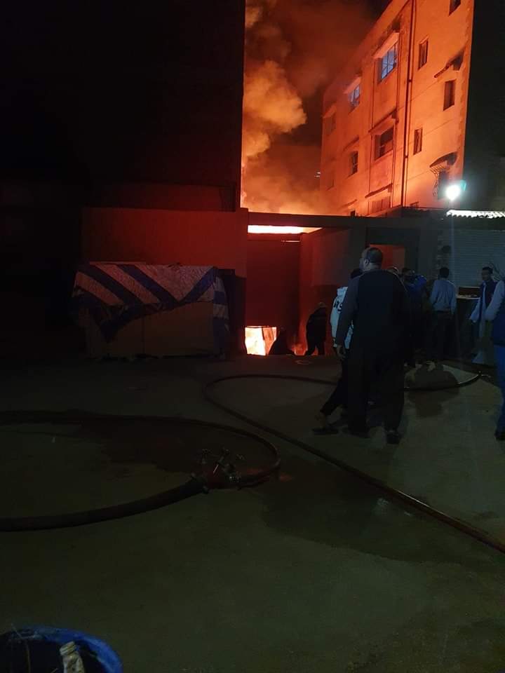 حريق داخل مصنع أثاث وموبيليا فى 15 مايو (2)