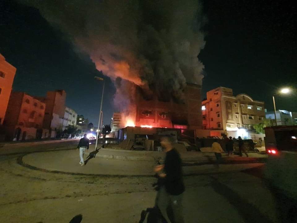 حريق داخل مصنع أثاث وموبيليا فى 15 مايو (5)