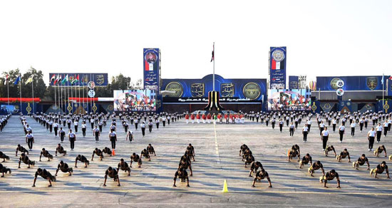 طلاب الأكاديمية العسكرية يؤدون التدريبات أمام الرئيس السيسي