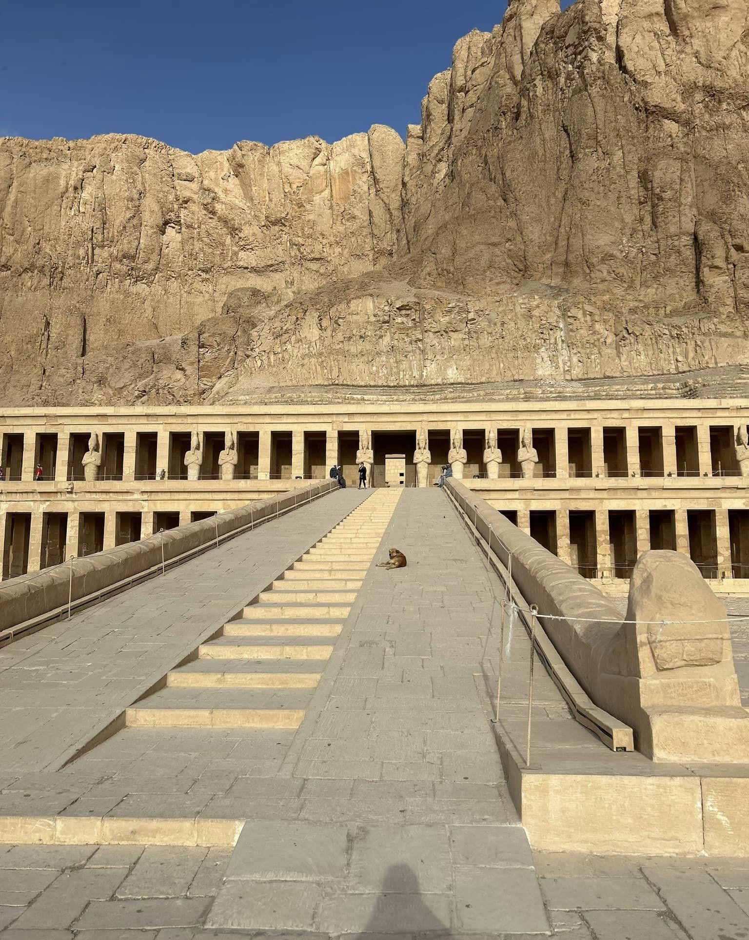 السلالم المؤدية إلى معبد الملك حتشبسوت بالقرنة
