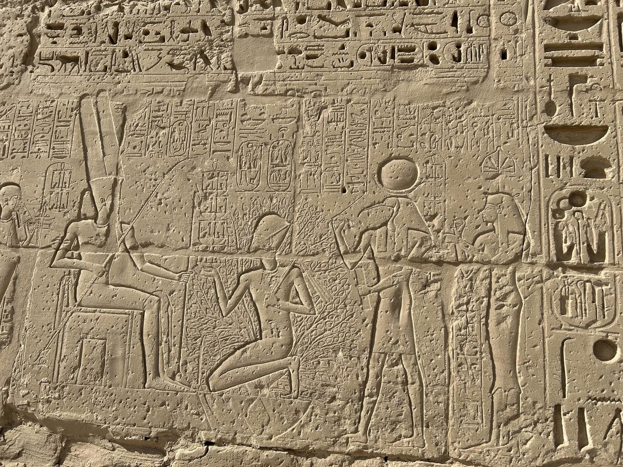 منظر لوحة الملك والحكم فى معبد مدينة هابو