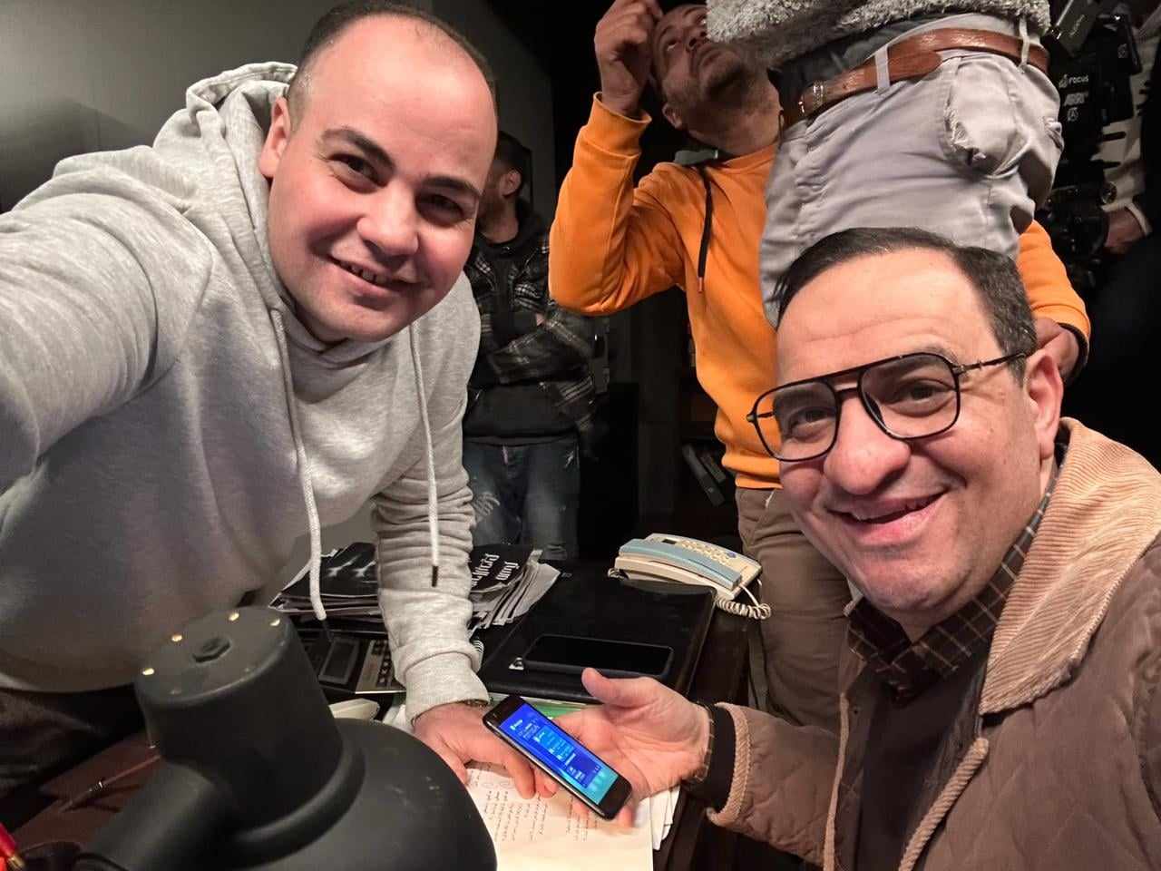 عمرو صحصاح وهشام إسماعيل فى كواليس تصوير مسلسل عتبات البهجة