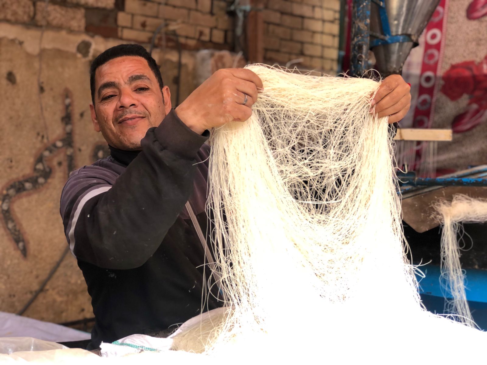 حمدي سعيد صانع الكنافة بقرية منشأة دهشور