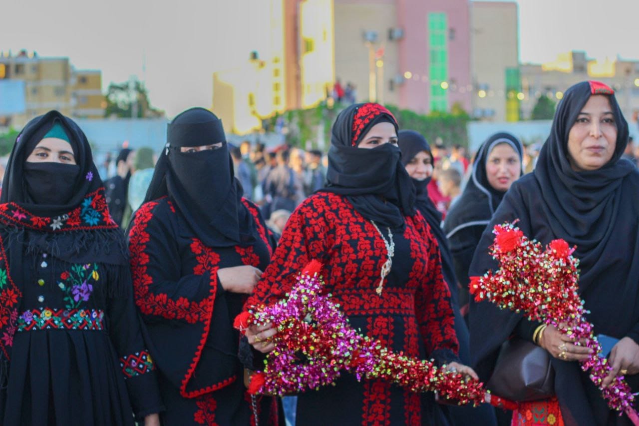 سيدات من سيناء باثواب مطرزه