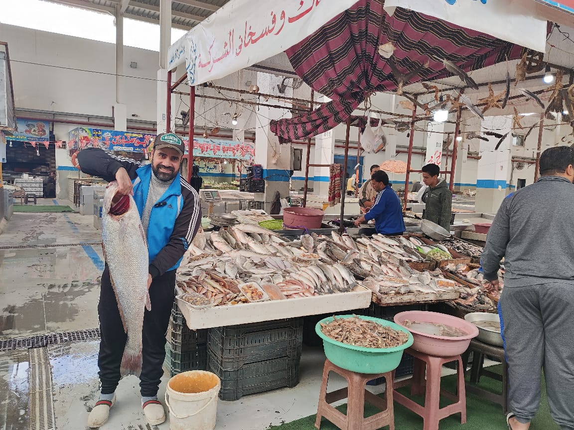 أكبر سمكة في سوق الأسماك (6)