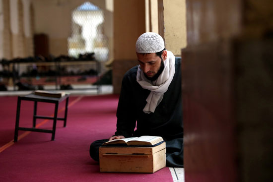 رجل يقرا القران فى المسجد