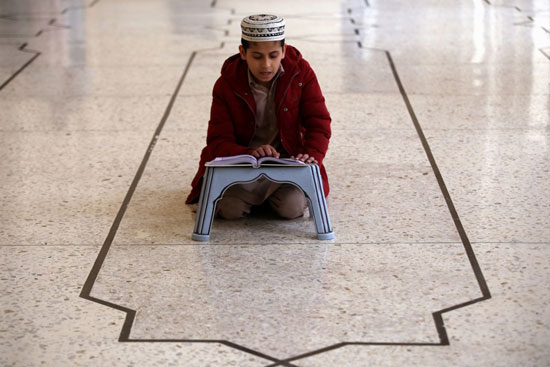 طفل يقرا القران فى ا؛د المساجد فى باكستان