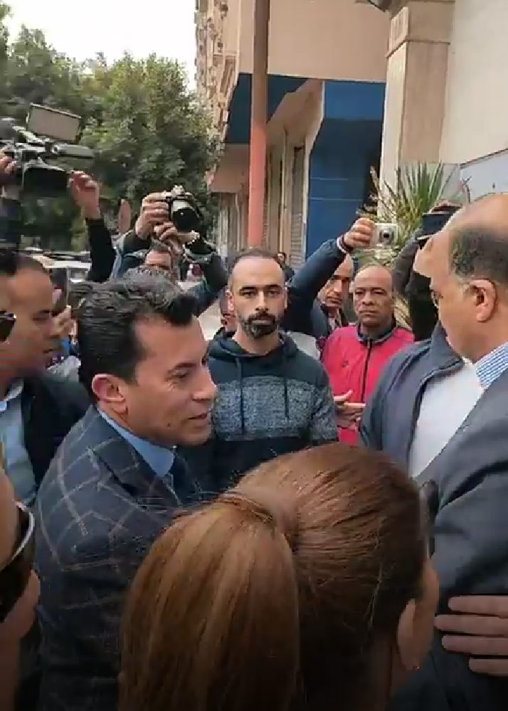 وزير الشباب والرياضة يصل المستشفي للاطمنان علي احمد رفعت