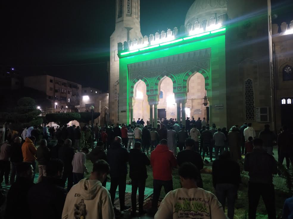 المصلون أمام المسجد
