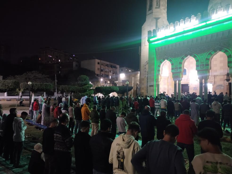 امتلاء المسجد بالمصلين