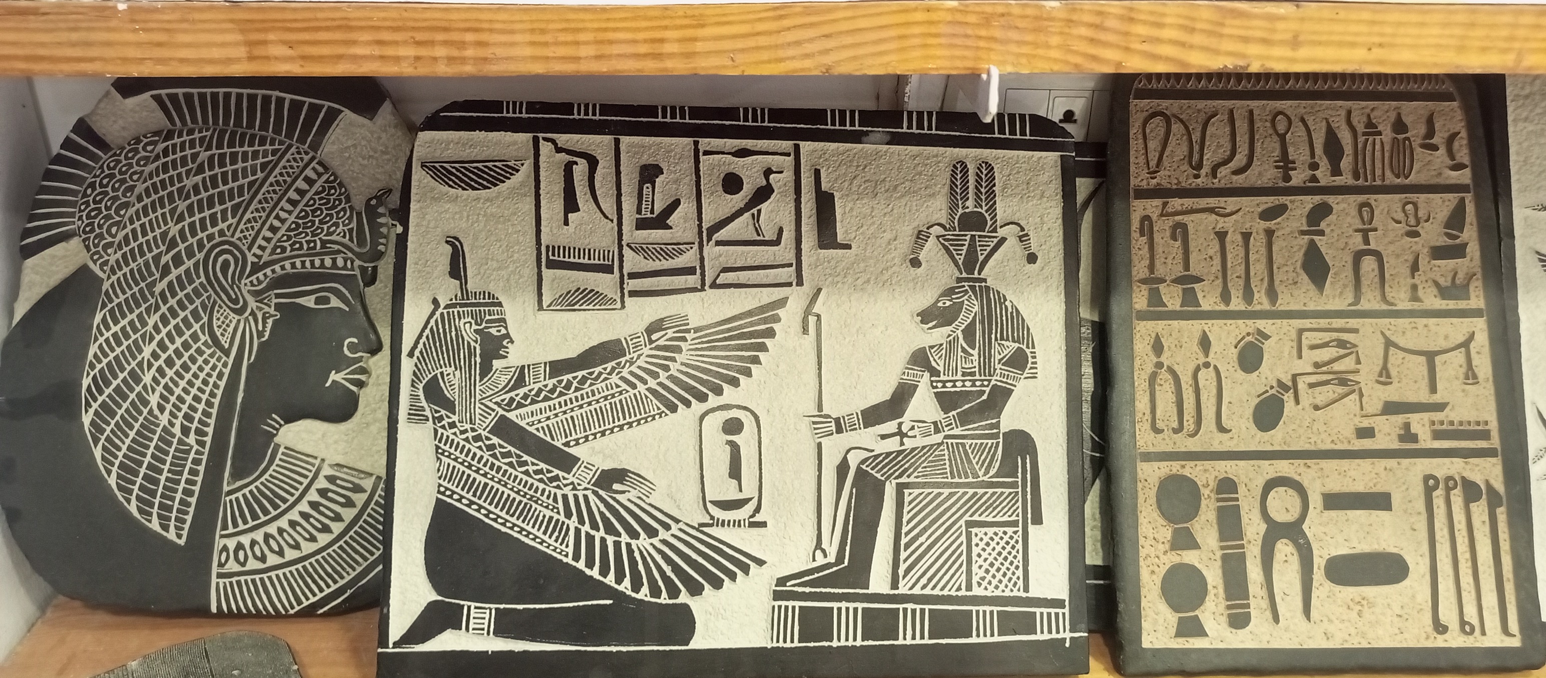 لوحات فرعونية مصنوعة يدوياً بالأقصر