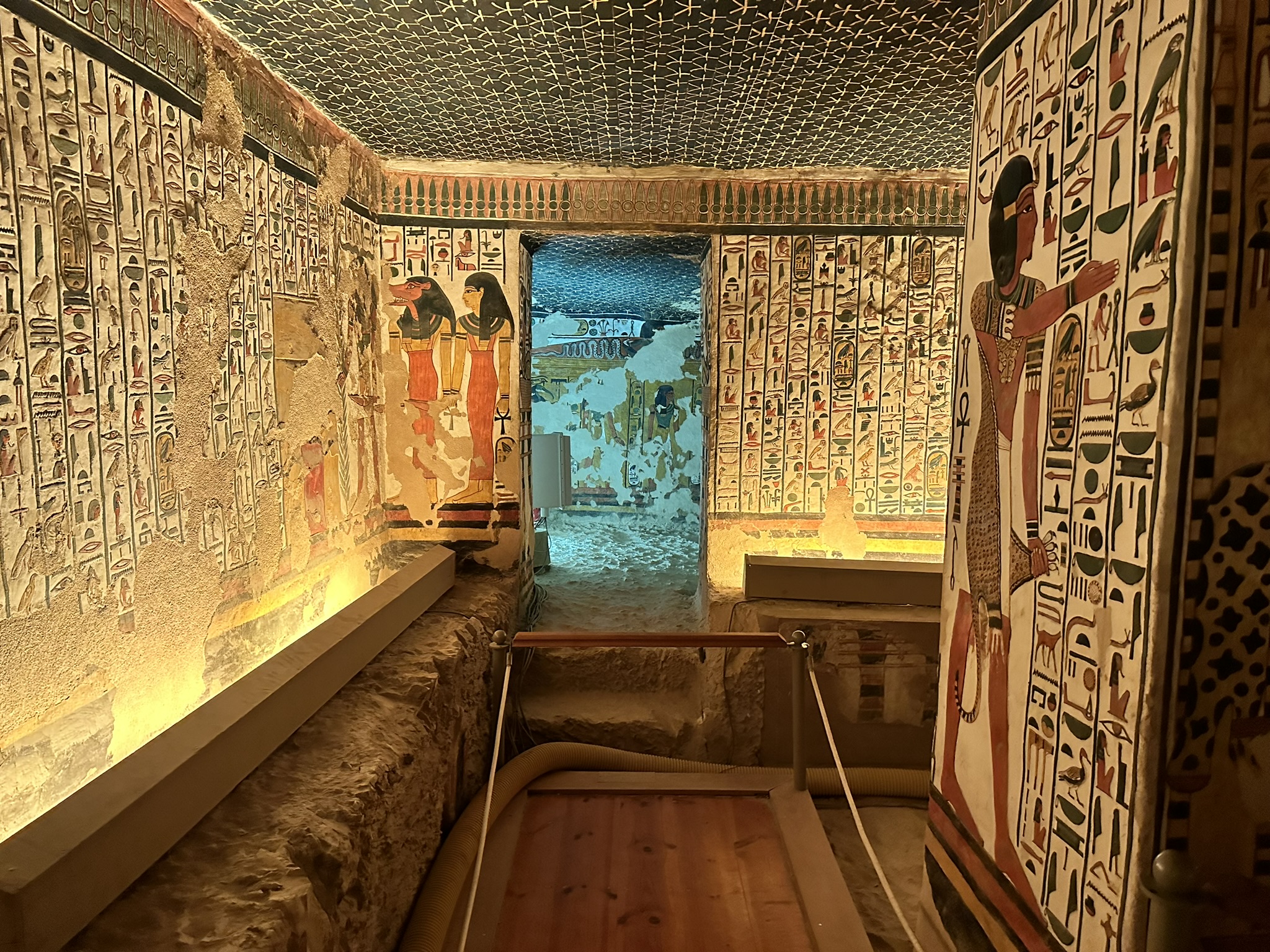 إحدي غرف مقبرة الملك نفرتارى بوادى الملوك والملكات