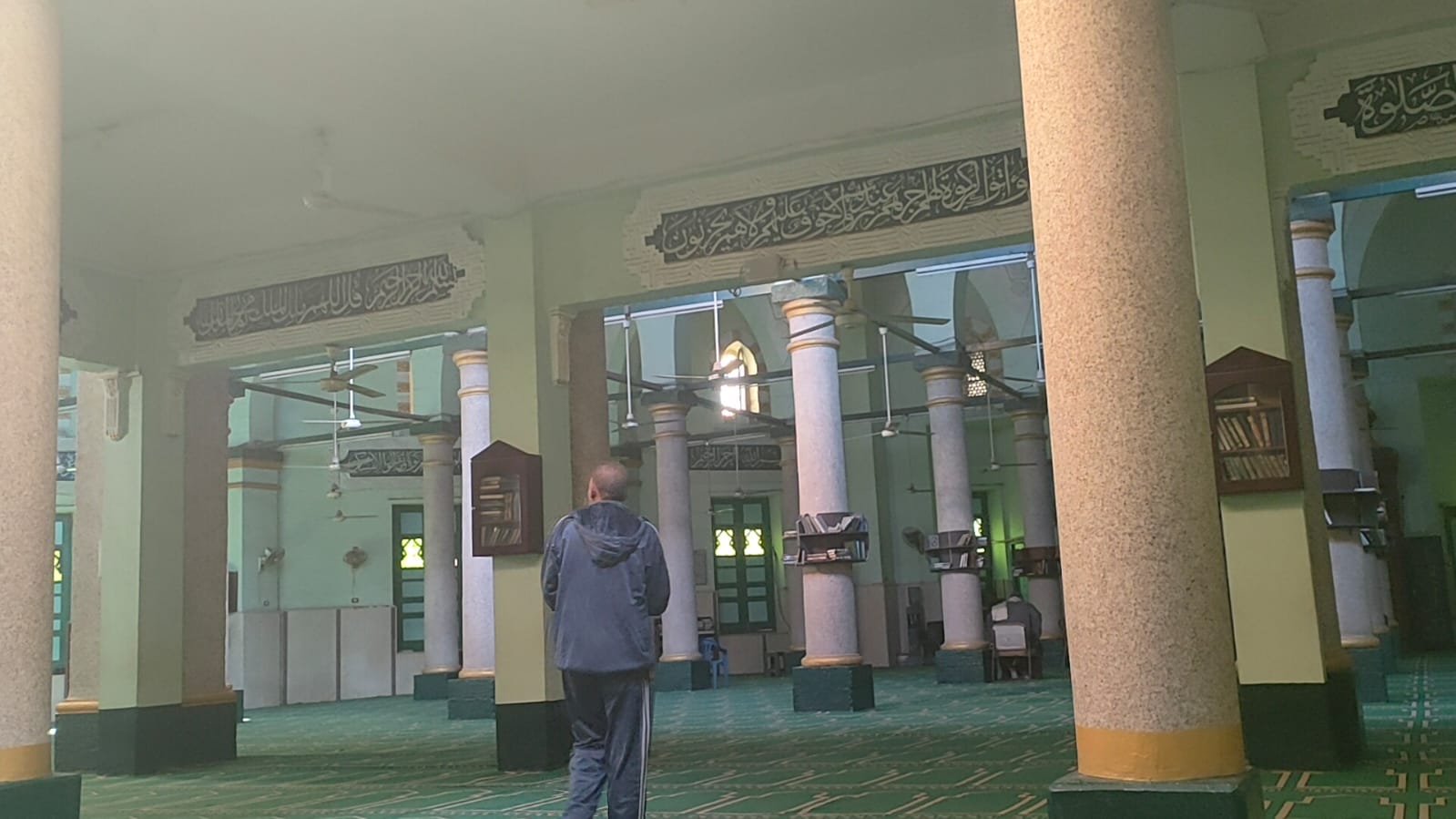 أحد المصلين يتأمل فن العمارة بالمسجد