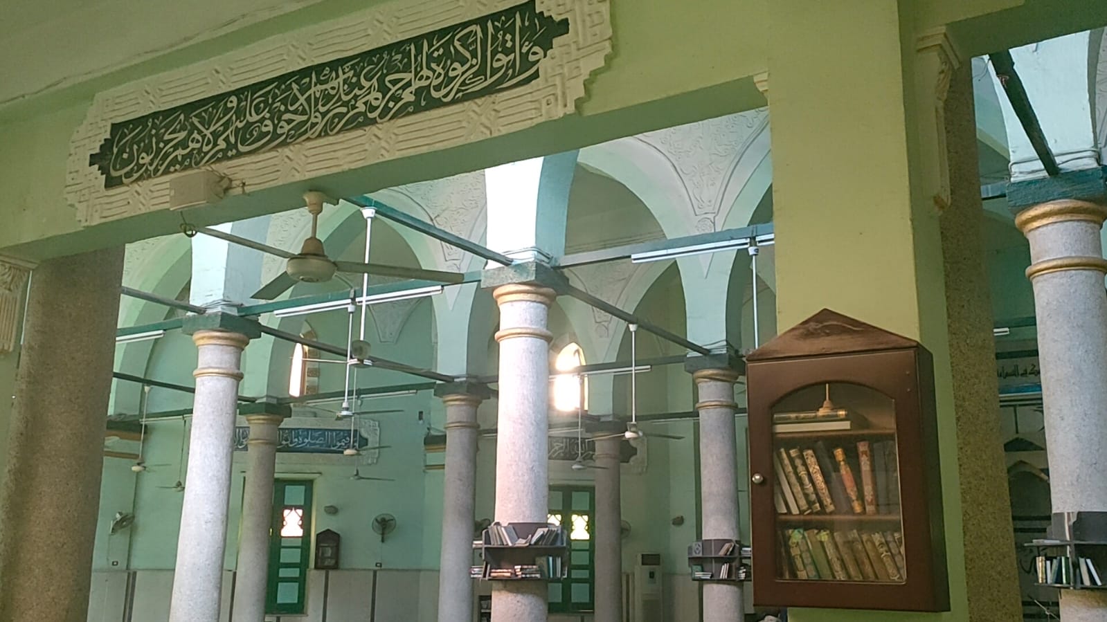 آيات قرآنية بخط مميز على حوائط المسجد
