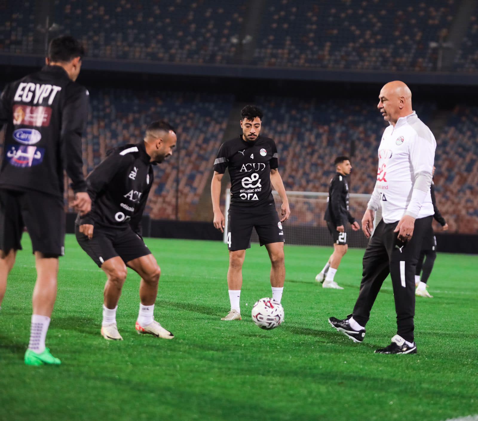 حسام حسن يشارك في تدريبات مع اللاعبين