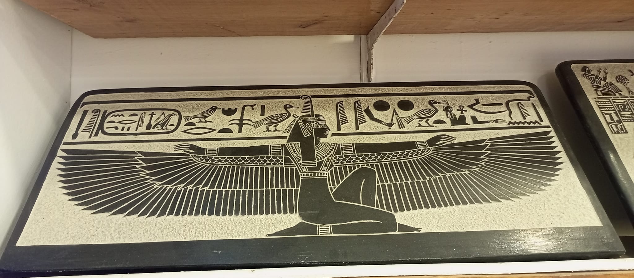 اتقان بديع للوحات الفرعونية بصناعة يدوية فى الأقصر