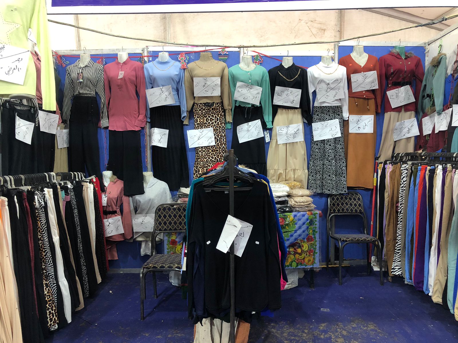 أسعار الملابس النسائية داخل المعرض