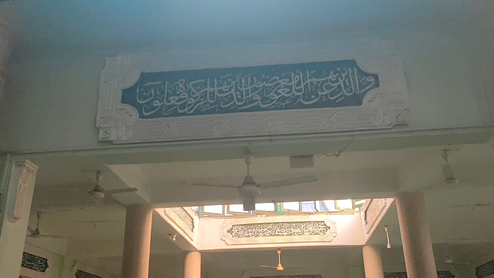 آيات قرآنية بخط جميل داخل المسجد الأموي التاريخي بأسيوط