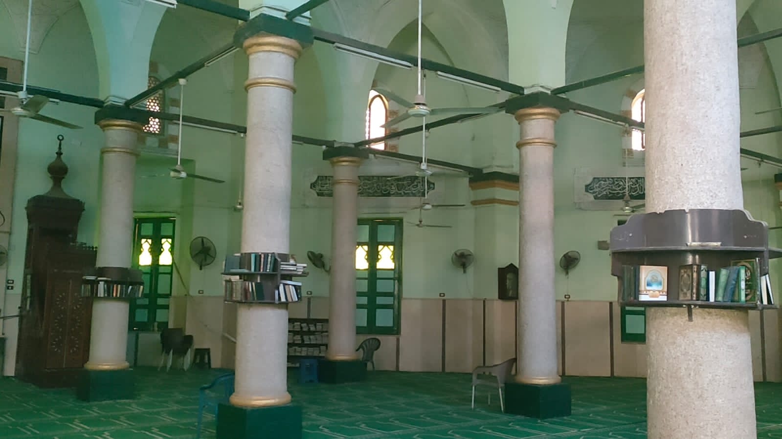 أعمدة المسجد بها مكتبات خشبية