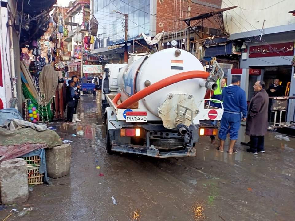 معدات مياه القليوبية ترفع تراكمات الأمطار (2)