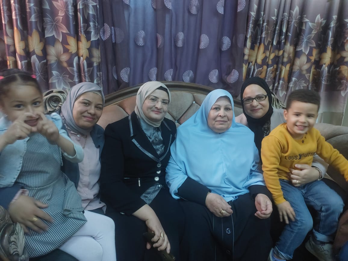  أم هاشم إبراهيم عبدالكريم وأولادها (5)
