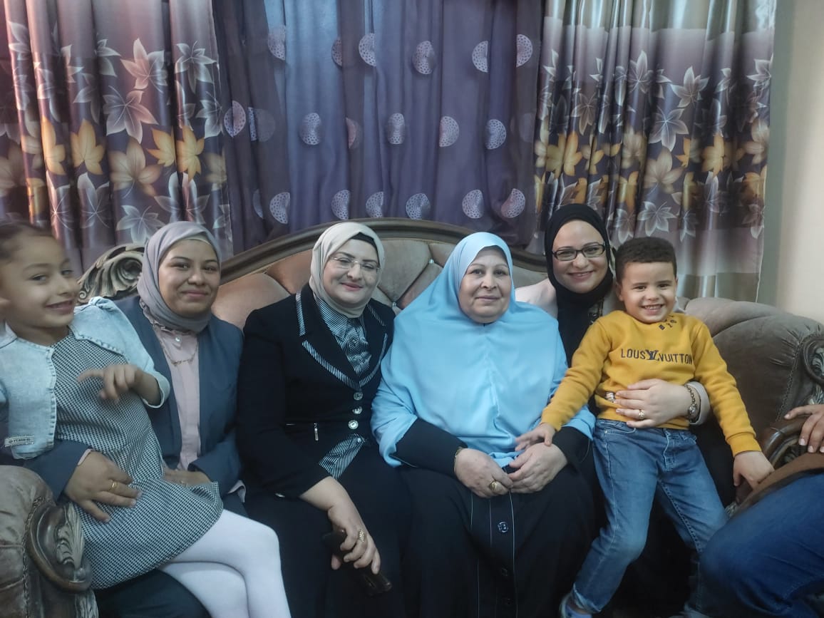  أم هاشم إبراهيم عبدالكريم وأولادها (6)