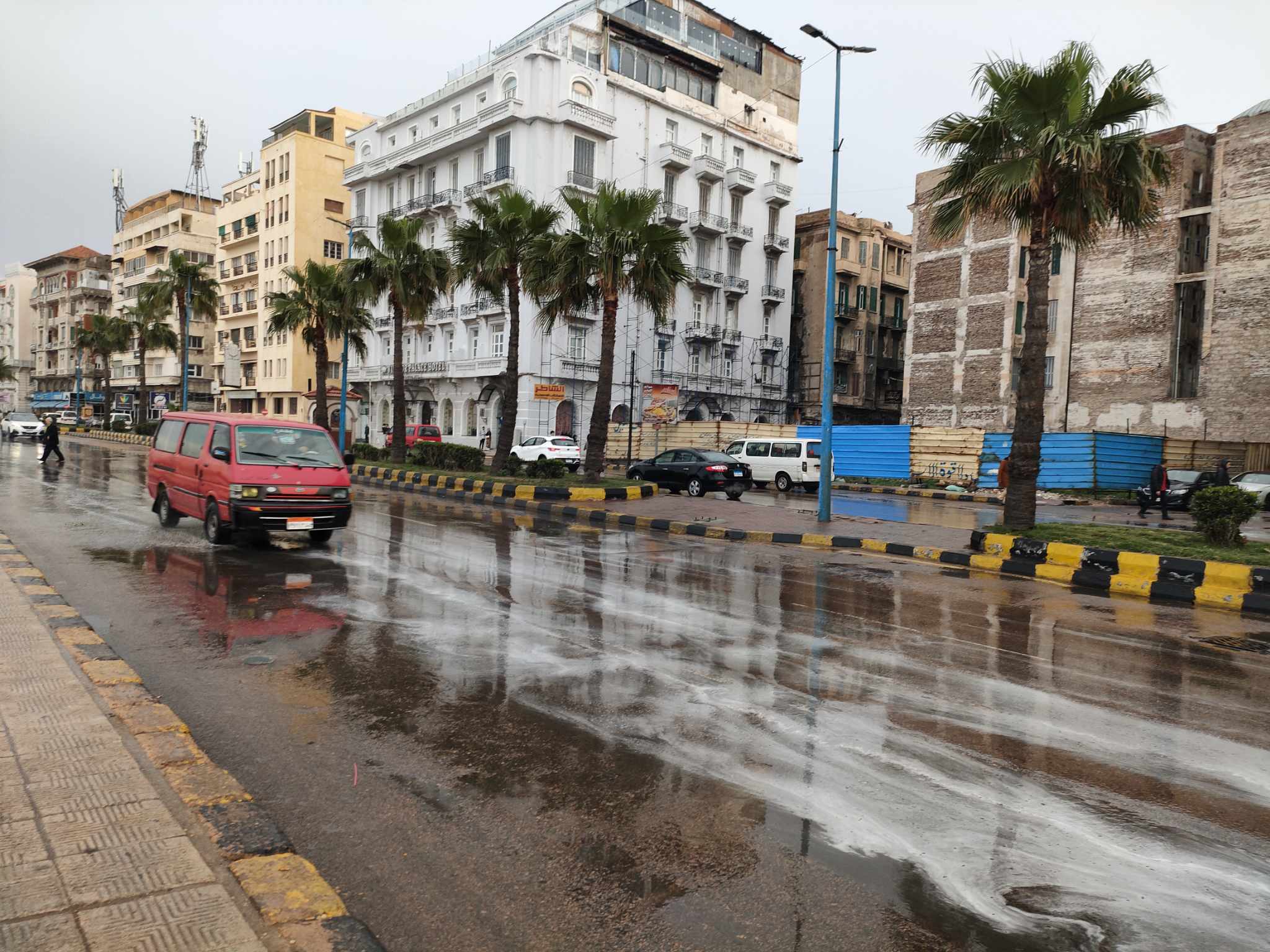 امطار غزيرة علي كورنيش الإسكندرية.  اليوم
