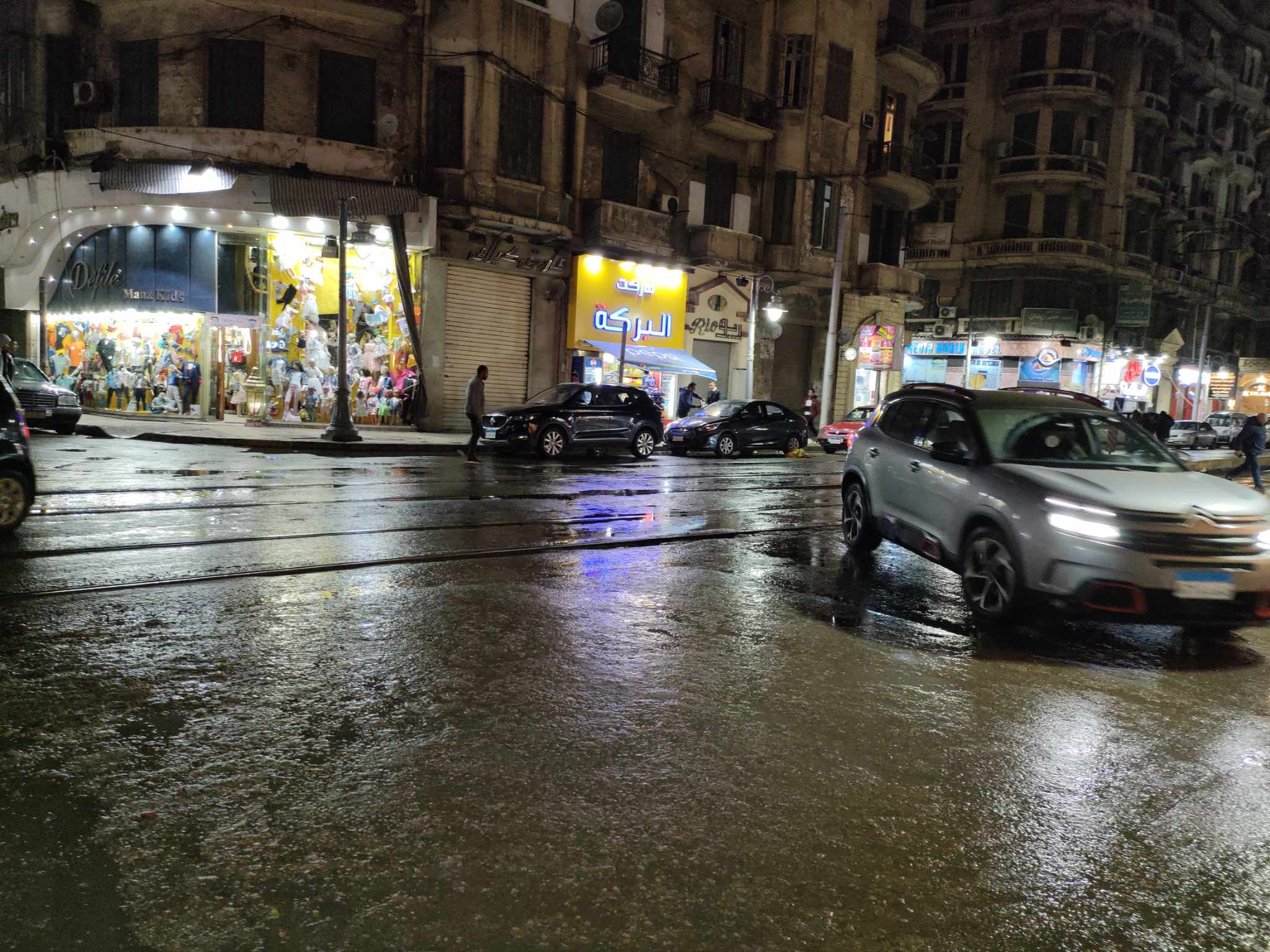 أمطار غزيرة مسائية تضرب الإسكندرية بالتزامن مع نوة الشمس الكبري