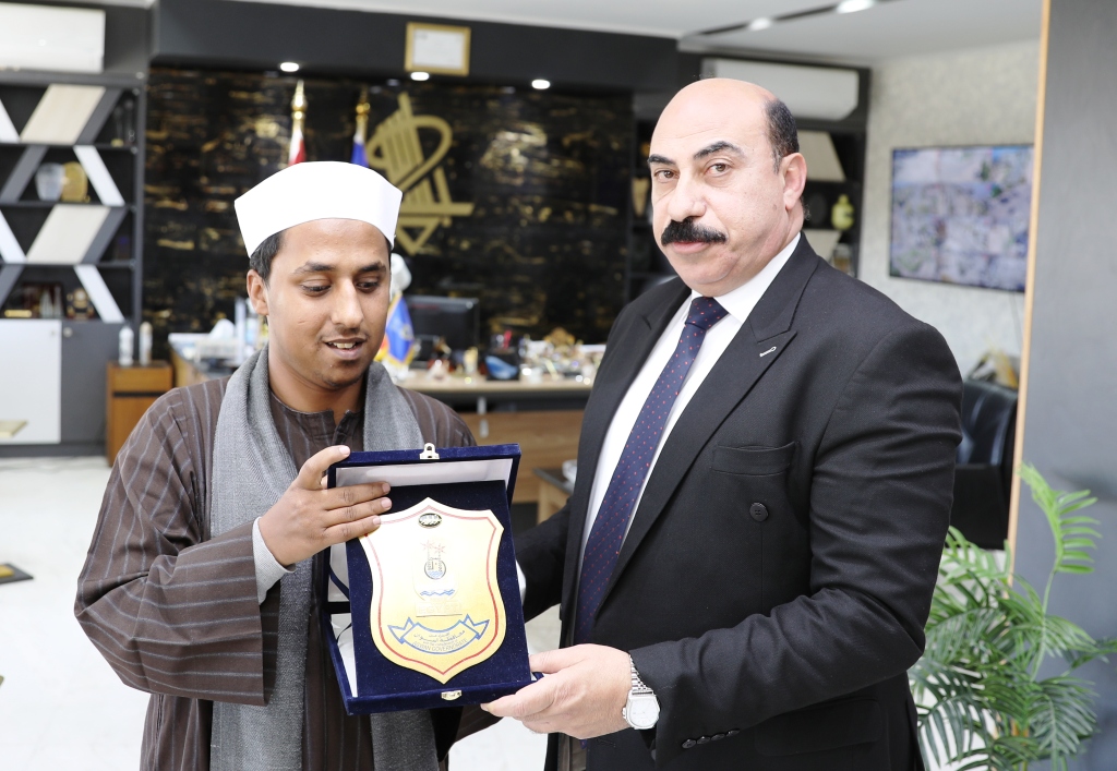 محافظ أسوان يكرم الحاصل الأول على مستوى العالم فى مسابقة القرآن الكريم (3)