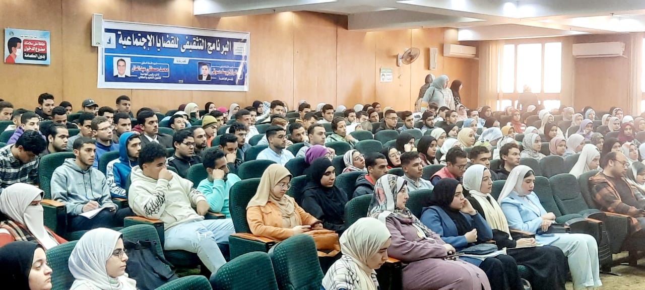 الحضور من الطلاب بجامعة كفر الشيخ
