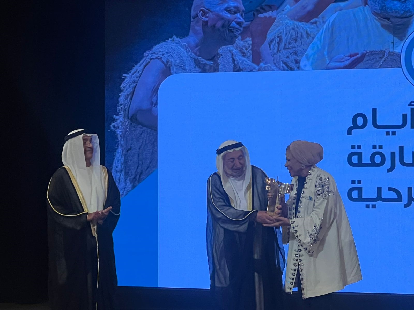 حاكم الشارقة يكرم عبد الله راشد وفخرية خميس خلال حفل افتتاح الدورة 33 (3)