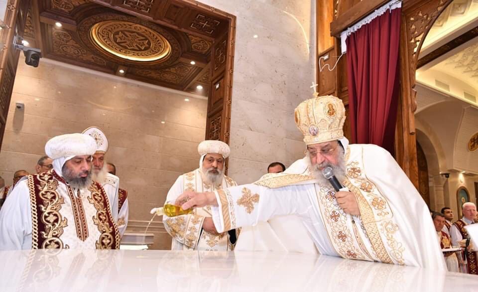 البابا تواضروس يسكب زيت الميرون المقدس