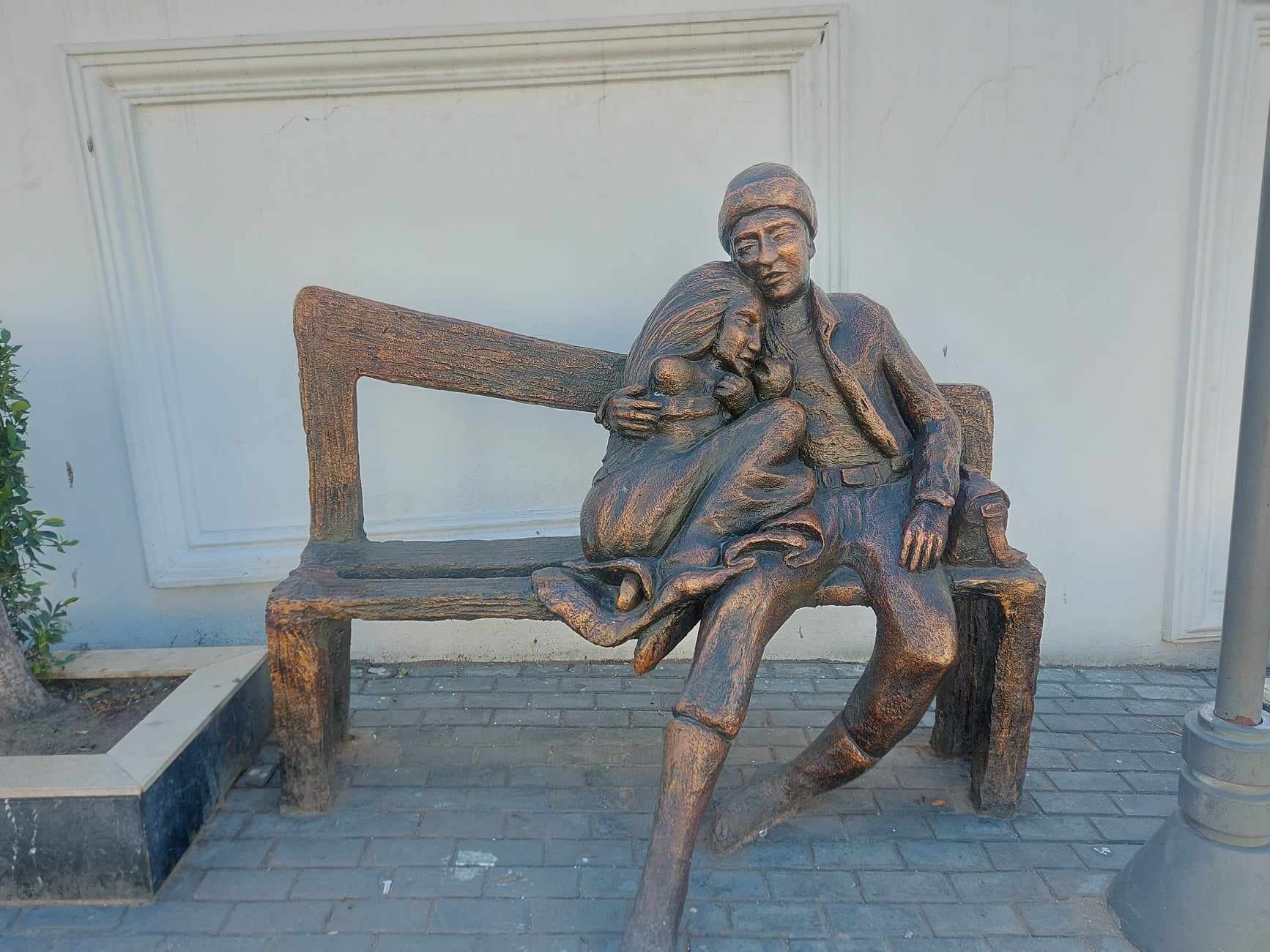 تمثال رجل يحتضن ابنتة 
