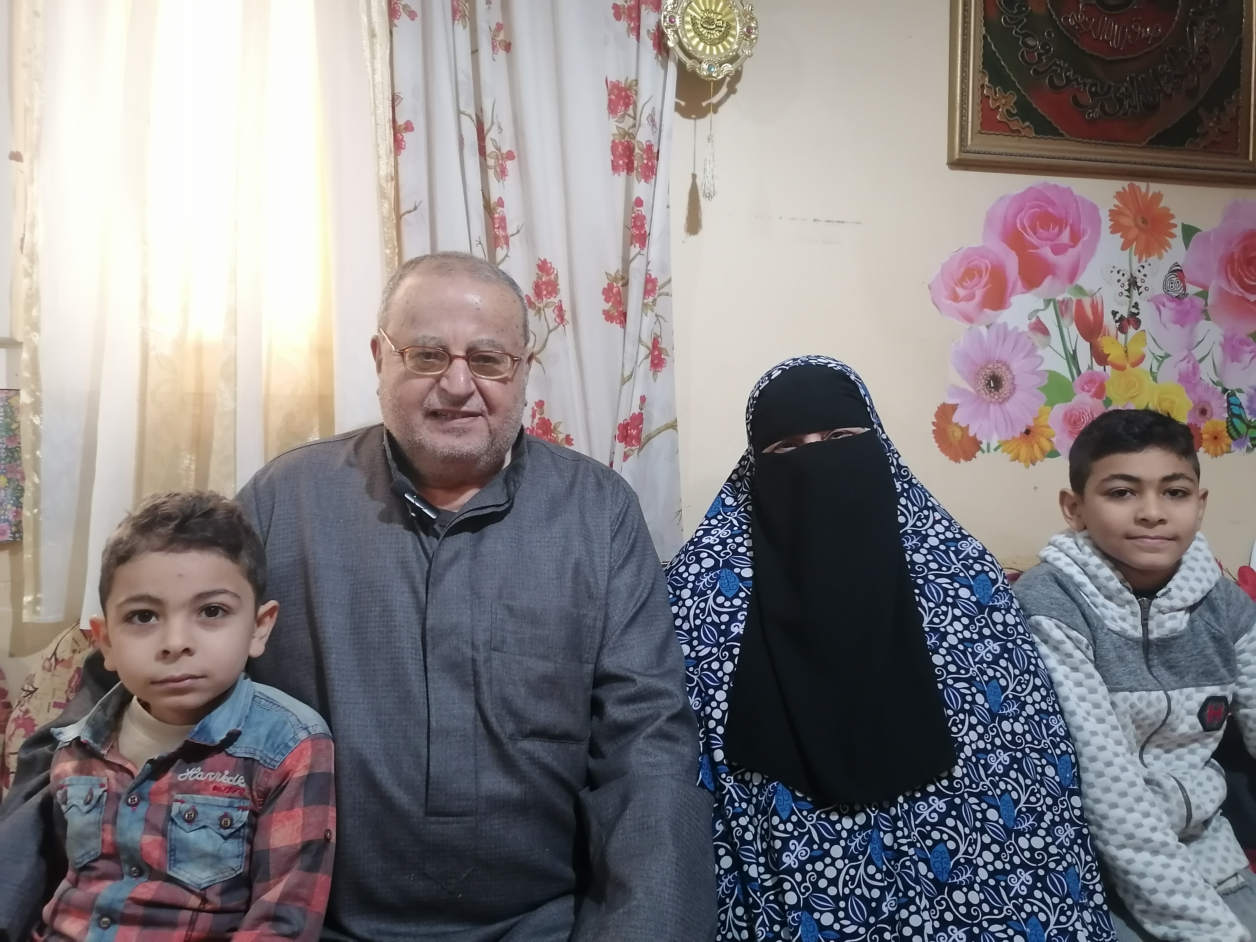 صورة مقاتل سابق مشارك في الحرب رفقة زوجته وأحفاده