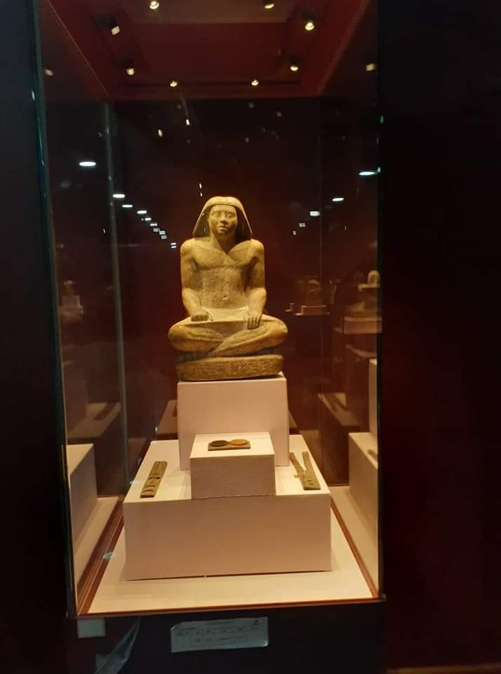 تمثال الكاتب داخل المتحف 
