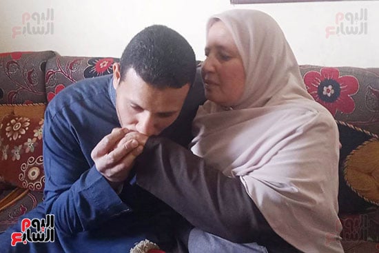 محمد-بدير-يقبل-يد-والدته-الام-المثالية