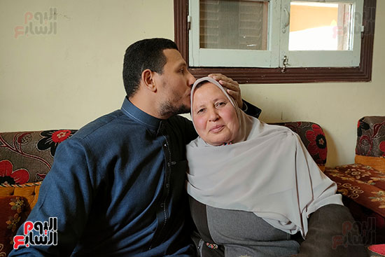 محمد-يقبل-رأس-والدته