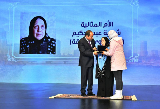 الرئيس عبد الفتاح السيسى يكرم الأمهات المثاليات (5)
