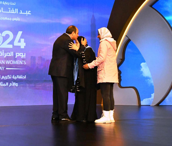 الرئيس عبد الفتاح السيسى يكرم الأمهات المثاليات (6)