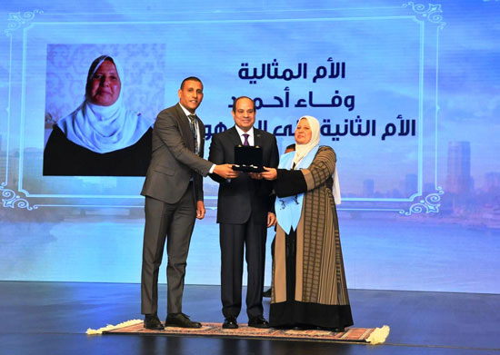 الرئيس عبد الفتاح السيسى يكرم الأمهات المثاليات (3)