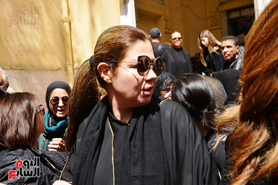 رانيا فريد شوقي في جنازة والدتها سهير الترك (2)