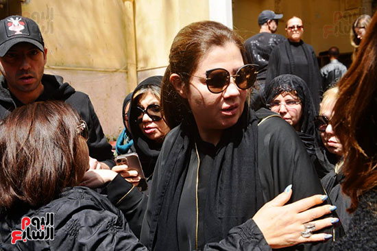 رانيا فريد شوقي في جنازة والدتها سهير الترك (3)
